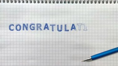 Mutlu mezunlar mezuniyet gününde akademik şapkalarını fırlatırlar. Metin, GRADUATES VE akademik kapaklar bir defter üzerine çizilmiştir.