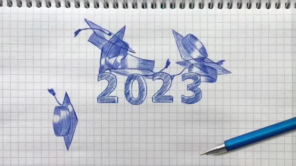 2023年 快乐的毕业生抛出他们的学术帽来庆祝毕业日 2023年 我们在笔记本上写着 恭喜所有的毕业生 — 图库视频影像