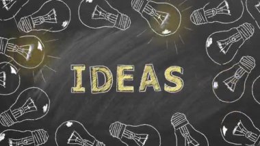 Tahtaya tebeşirle çizilmiş IDEAS harfleriyle yanıp sönen ampuller. Beyin fırtınası kavramı. Fikir kavramı.