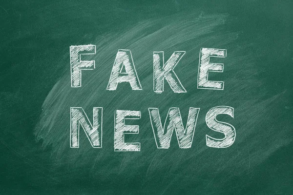 Slovo Fake News Napsané Křídou Zelené Tabuli Informační Dezinformační Koncepce — Stock fotografie