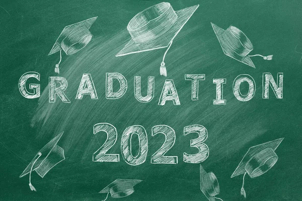 Hand Drawn Text Graduation 2023 Graduation Caps Green Chalkboard — Stock Photo, Image