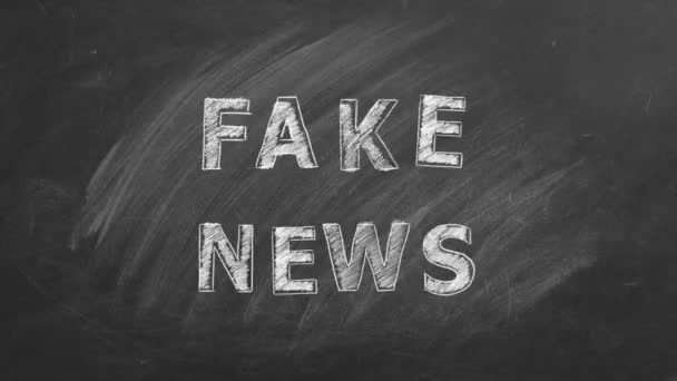 Słowo Fake Aktualności Napisane Kredą Tablicy Pojęcie Informacji Dezinformacji — Wideo stockowe