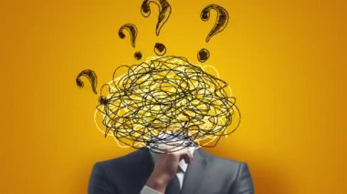 Sarı arka planda, kafası karışık ve soru işaretli takım elbiseli bir iş adamının portresi. Bir karar veremiyor ya da bir sorunu çözemiyor.