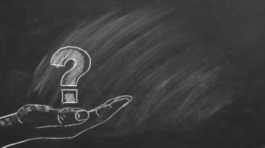 Bir erkeğin elinde bir soru işareti vardır ve bir kadının elinde bir ampul vardır. Tahtada tebeşir çizimi. Soru ve cevap kavramı.