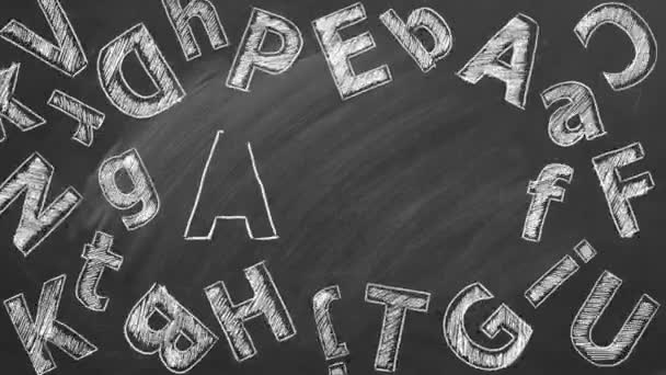 英语字母表的字母用粉笔画在学校的黑板上 — 图库视频影像