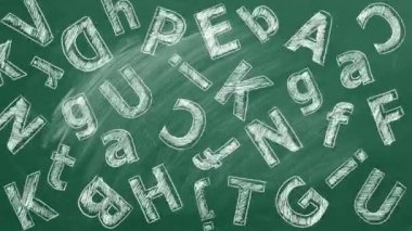 Büyük ve küçük harfli Latince harfler bir okul tahtasına tebeşirle yazılır..
