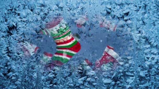 Разноцветные Носки Рождественскими Украшениями Голубом Фоне Неба Падают — стоковое видео