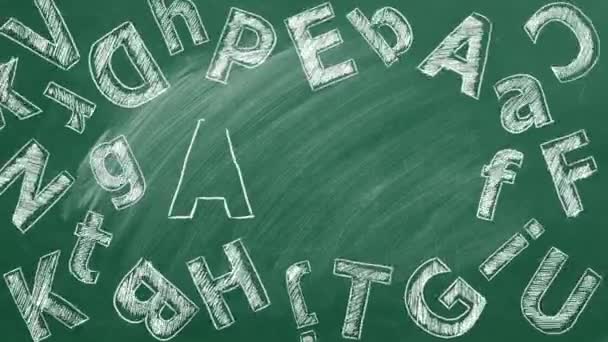 英语字母表的字母用粉笔画在学校的绿板上 — 图库视频影像