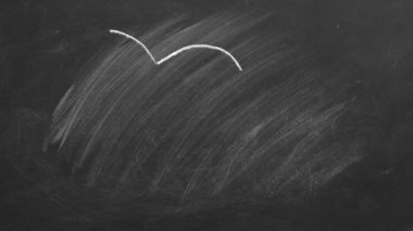 Tahtaya iki kalp ve aşk kelimesi çizilmiş. Sevgililer Günü, aşk, şefkat konsepti