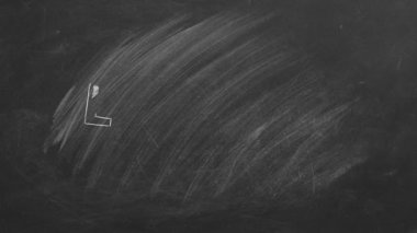 Dört kalp ve içinde aşk kelimesi var. İllüstrasyon bir okul tahtasına tebeşirle çizilmiş. Sevgililer Günü, aşk, şefkat konsepti