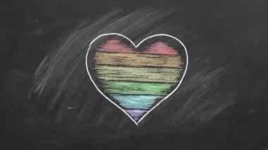 Tebeşirle çizilmiş gökkuşağı kalbi eli. LGBT kavramı