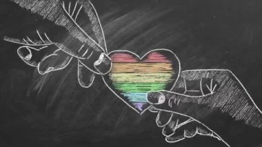 Gökkuşağı kalpli iki el. LGBTQ hakları ve cinsiyet eşitliği kavramı. Gurur ayı.