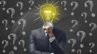 Kafası yerine ampulü olan takım elbiseli bir adamın portresi. Arka planda soru işaretli bir karatahta var. Yeni fikirler üretme, beyin fırtınası, karmaşık sorunları çözme kavramı.