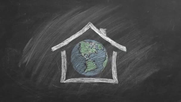 房子用粉笔画在黑板上 里面有一个旋转的地球仪 照顾好我们的星球 这是我们的家 地球日 环境日 拯救清洁地球 生态概念 — 图库视频影像