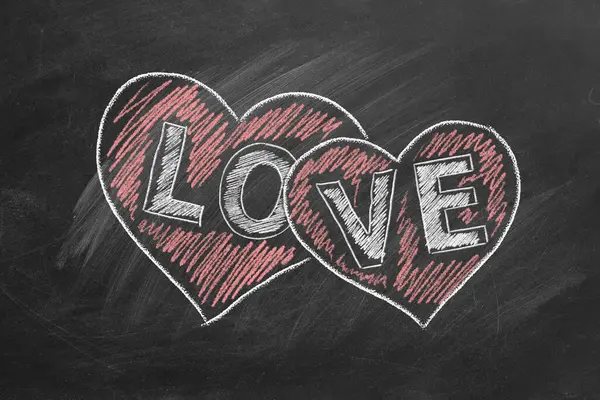 Tahtaya Iki Kalp Aşk Kelimesi Çizilmiş Sevgililer Günü Aşk Şefkat — Stok fotoğraf