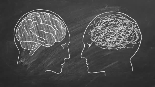 2人の人間の頭は黒板に白いチョークで描かれている それぞれの頭には脳が内側に描かれている 左側の脳はきちんと整理されていますが 右側の脳は乱雑で組織化されていません — ストック動画