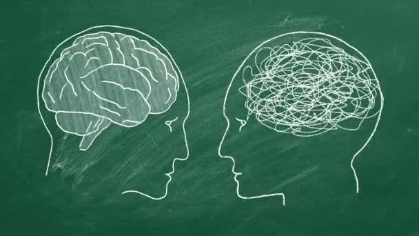 两个人头画在绿板上的白色粉笔上 每个人头都有自己的大脑 左边的大脑整洁而有条理 右边的大脑混乱而无条理 — 图库视频影像
