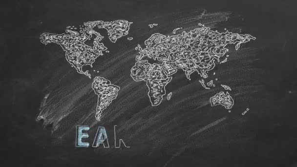 Карта Світу Написанням Руки Earth Day Намальованої Крейдою Шкільній Дошці — стокове відео