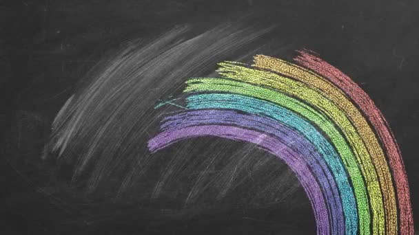 用粉笔画在黑板上的彩色彩虹弧线 生动的例证 — 图库视频影像