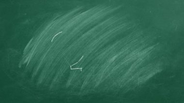 Yeşil tahtada kadın ve erkek sembolleri var. Tebeşir çizimi. Aşk kavramı.