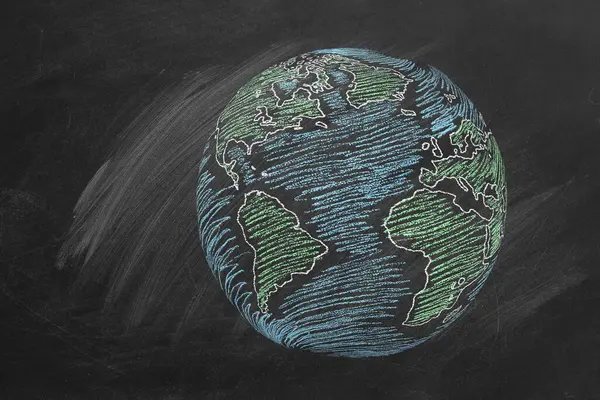 用粉笔画在学校黑板上的地球仪 — 图库照片