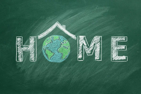 Oという文字の代わりに家と地球のシンボルを持つチョークボードに書かれた ホーム という言葉 惑星地球は私たちの故郷です アースデイコンセプト ストック画像