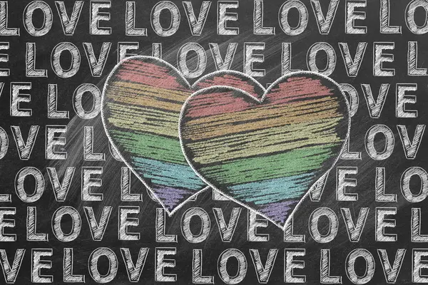 チョークで概説された虹色の2つのハートと Loveという言葉は 黒板上の画像を通して繰り返されます Lgbt Lgbtqiaの権利とジェンダー平等という概念 プライド月 愛の宣言 — ストック写真