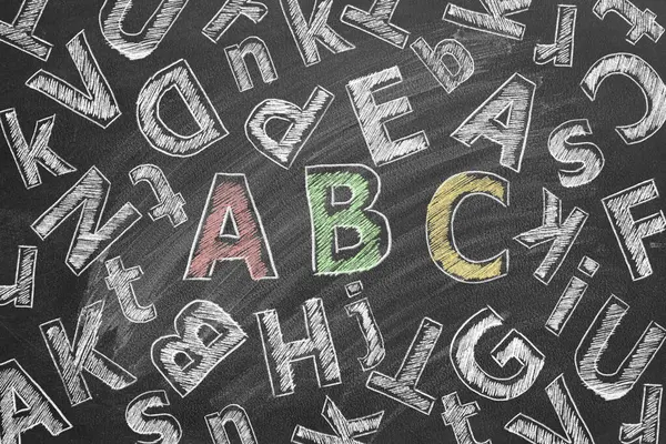 Litery Alfabetu Angielskiego Rysowane Kredą Tablicy Szkolnej — Zdjęcie stockowe