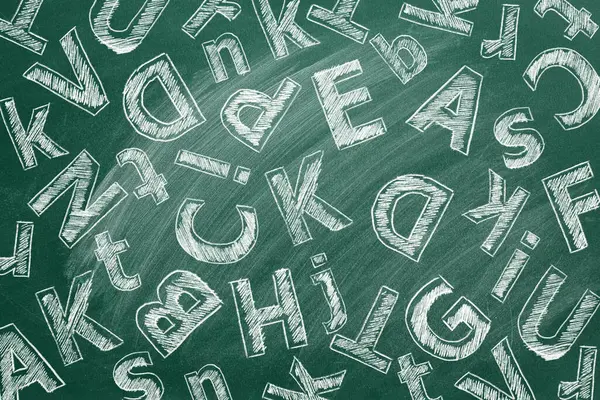 大写字母和小写字母拉丁字母用粉笔写在学校的黑板上 图库图片