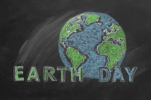 Світ Написом Рука Earth Day Намальована Крейдою Шкільній Дошці Стокове Фото