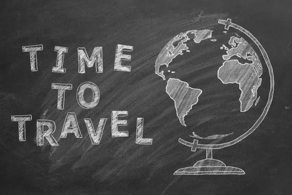 环球和字母旅行时间 用粉笔在黑板上手绘图解 — 图库照片