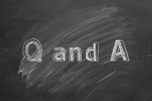 黑板上的手绘文字Q和A — 图库照片