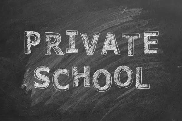 手描きテキスト ブラックチョークボード上の私立学校 — ストック写真
