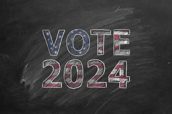 碑文Vote 2024 アメリカの旗の色には黒板にチョークが描かれています 2024年アメリカ大統領選挙 アメリカ合衆国選挙の日 ロイヤリティフリーのストック画像