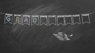 Tahtaya elle çizilmiş metin grafiği ve mezuniyet şapkaları.