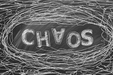 Karmaşık el yazısı karalamaların içinde CHAOS harfleri. Kişilik bozukluğu ve depresyon kavramı, kaotik düşünce, kafa karışıklığı, çözüm bulma
