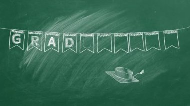 Yeşil karatahtaya el çizimi metin grafiği ve mezuniyet şapkaları