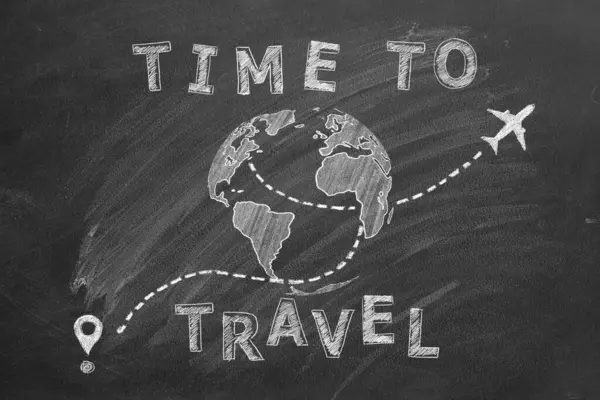 带字母时间旅行和飞机的环球 遵循标明位置的路线 提示旅行或教育的概念 用粉笔在黑板上手绘图解 免版税图库图片