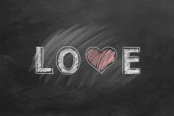 ブラックボードに描かれたハートシェイプハンドで愛の言葉 バレンタインデー 思いやりのコンセプト ストックフォト