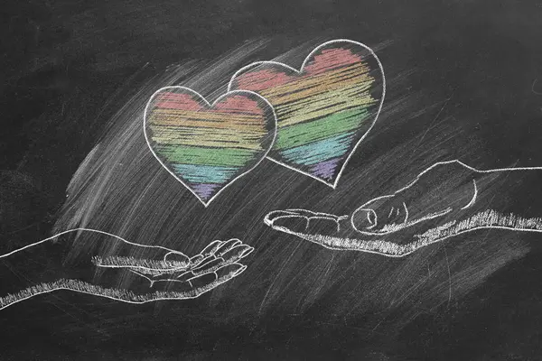 有彩虹心脏的男性和女性手掌 Lgbt Lgbtqia Rights Gender Equality Concept 骄傲的一个月 爱的宣言 感情的接受 图库照片