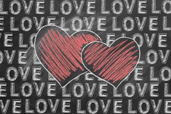 用粉笔勾画出的两颗心的手绘插图和爱的字样在黑板上的整个图像中反复出现 免版税图库照片