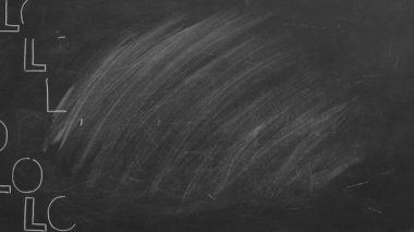 Aşk sözcüğünün gökkuşağı renginde tekrar eden bir şekli bir karatahtaya karşı. LGBT, LGBTQIA hakları ve cinsiyet eşitliği kavramı.