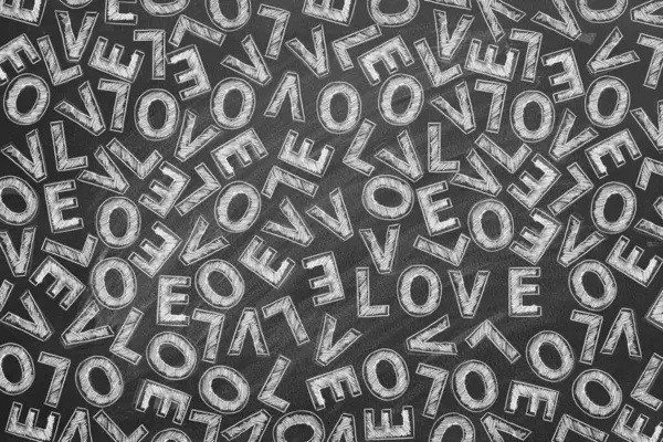Белые Меловые Буквы Образующие Слово Любовь Неоднократно Разбросанные Доске Стоковое Фото