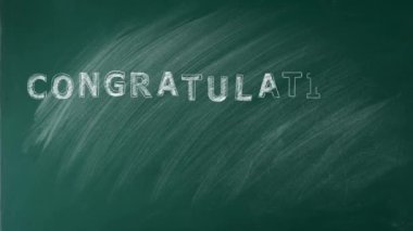 El çizimi ve animasyon metni Yeşil karatahtaya tebrikler..