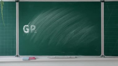 Mezuniyet kelimesi bir seraya tebeşirle yazılmış. Kamera yakınlaştır.