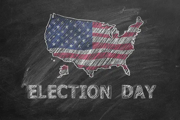 選挙の日を宣言する言葉と結びついた国旗で飾られたアメリカの地図のチョークレンダリング ストック写真