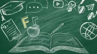 Okulun tahtasında Fransızca kelimesi yazılıdır. Yanında açık bir kitap var ve etrafında yabancı bir dili öğrenmenin çeşitli yönlerini sembolize eden birçok küçük resim var..