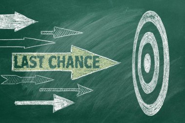 Tahtaya tebeşirle çizilmiş bir sürü ok ve hedef var. Rekabet kavramı, strateji