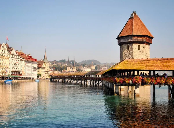 Blick Auf Die Mittelalterliche Stadt Luzern Mit Der Kapellbrücke Und Stockbild