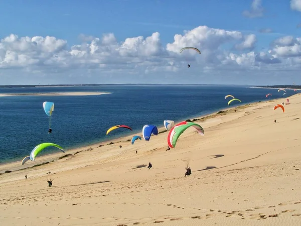 Personer Paragliding Vid Great Dune Pilat Arcachon Basin Nouvelle Aquitaine Stockbild